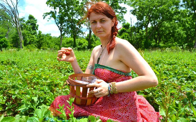 Anna-Chmielewska-strawberry-picking