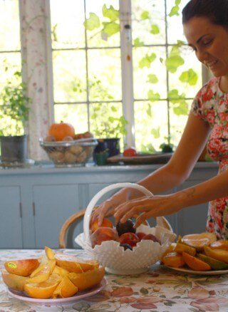 Jesi DiPalo choosing fruits from a basket