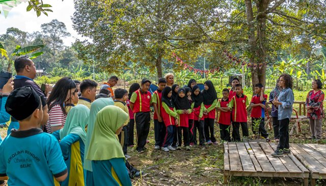Cappi Osborne presents to schoolchildren in Brunei