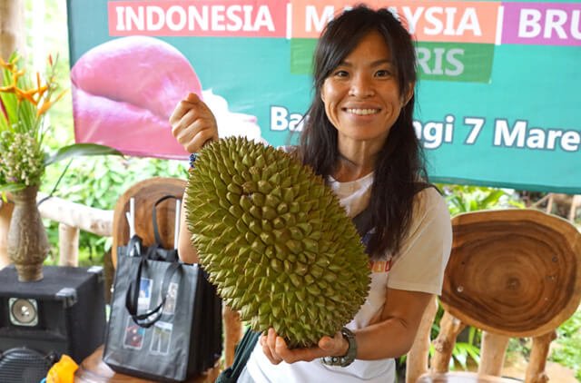 Mewsum Wong holds a large durian