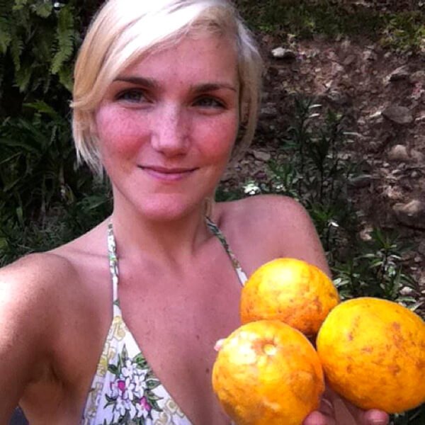 Anastasia Voss holds fruits