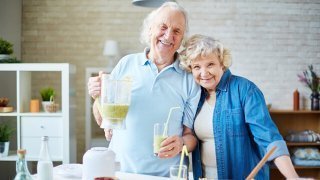 Elderly couple pours smoothies